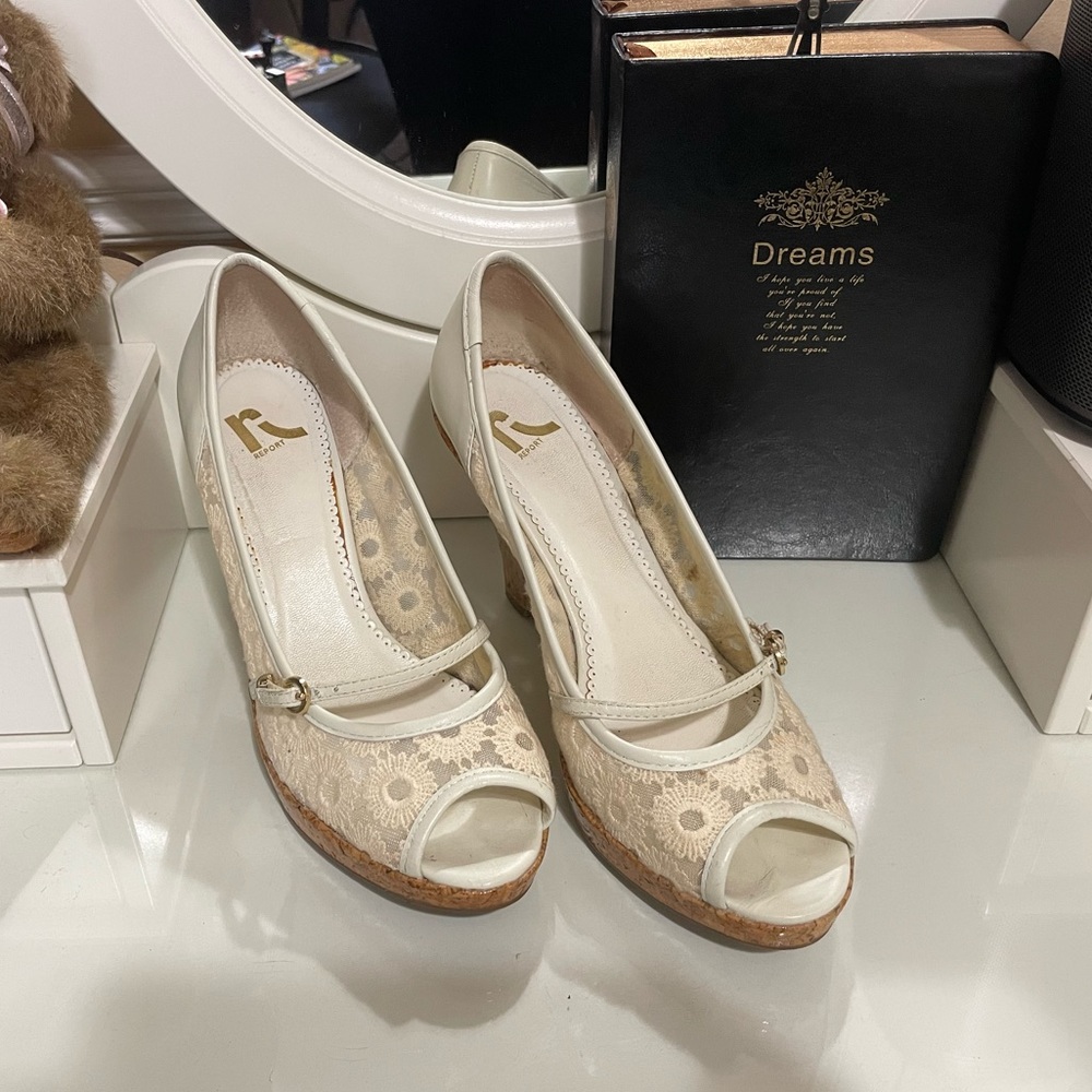 GUC Report Tristan Cream Wedge Size 9